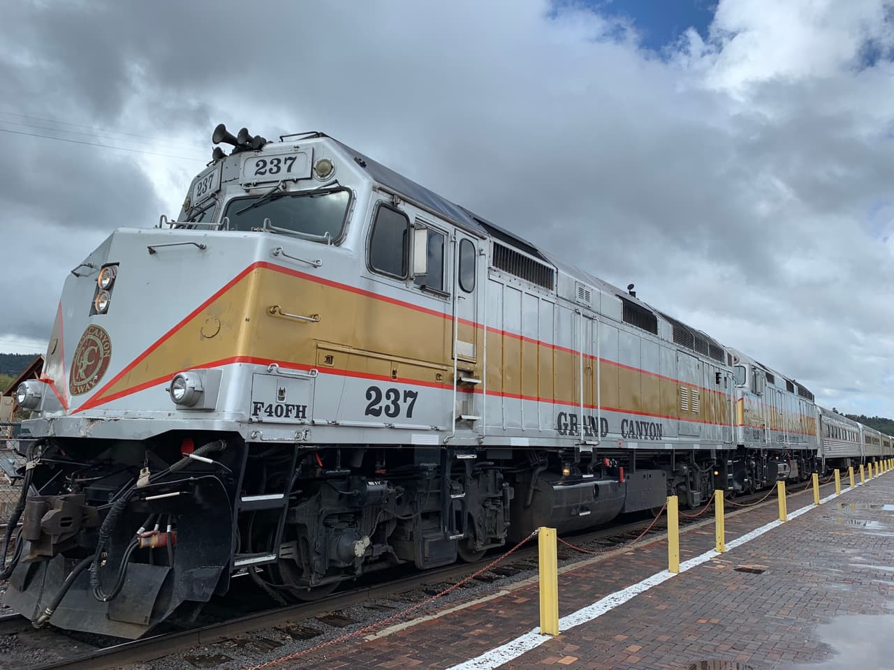 Este ferrocarril era originalmente utilizado para transportar minerales, pero una vez que termino la actividad minera este tren fue comprado y se construyeron unas 20 millas más para llegar hasta el Gran Cañón. Fue así como comenzaron los servicios para transportar pasajeros en 1901.
<br>