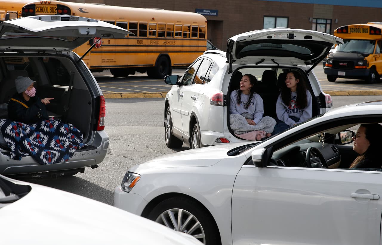 <b>Graduación en suspenso.</b> Estudiantes del último año de secundaria en una escuela de Revere, Massachusetts, reunidos con distancia social desde los autos en un estacionamiento. Debatían sobre cómo quedarían los eventos más esperados del año: el baile de graduación y la ceremonia académica. Más de 3 millones de ‘seniors’ en EEUU han visto pospuestos sus planes de graduación en 2020 por el coronavirus. 22 de abril.