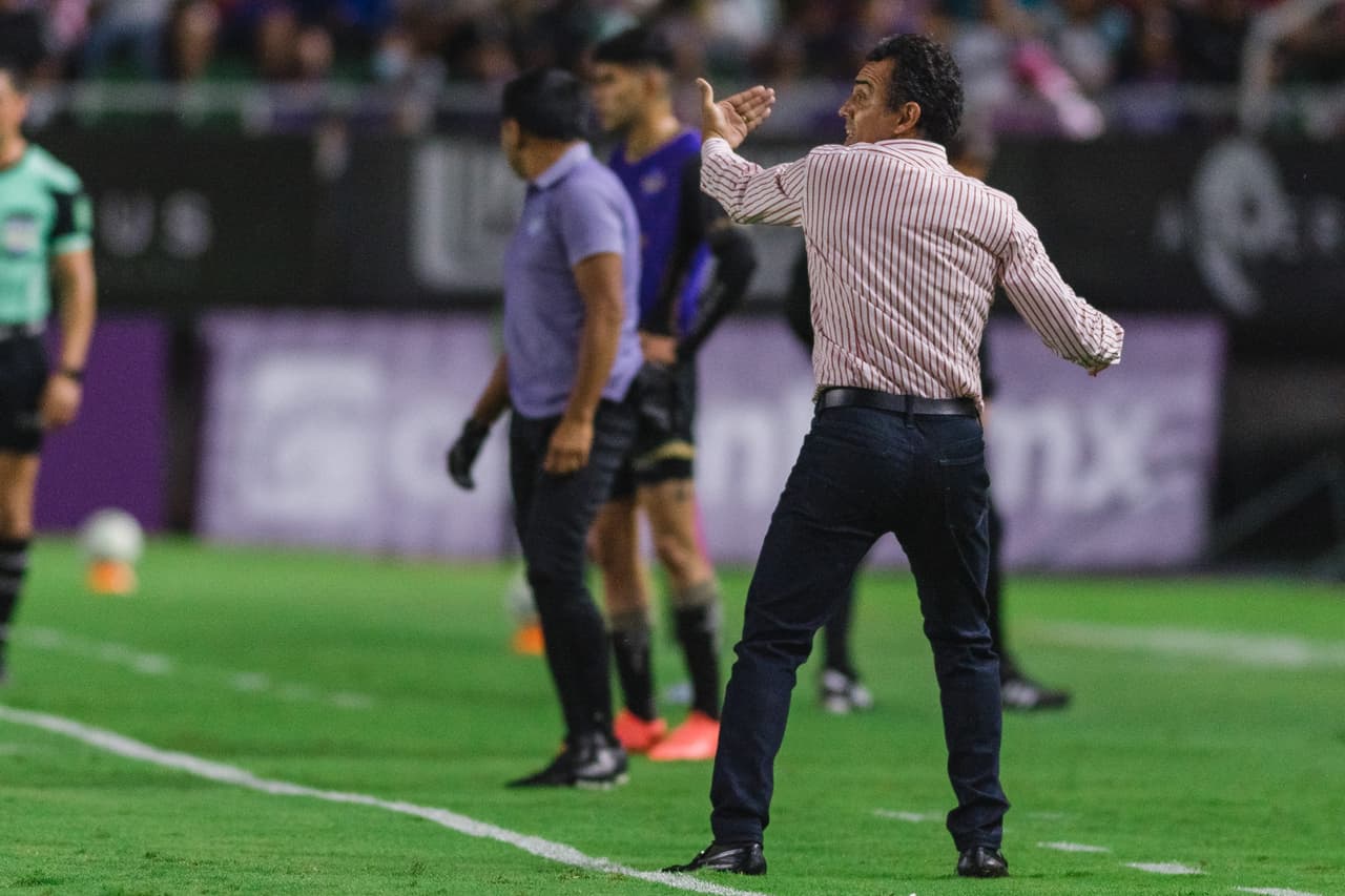 Ricardo Cadena intentaba hacer reaccionar a su equipo.