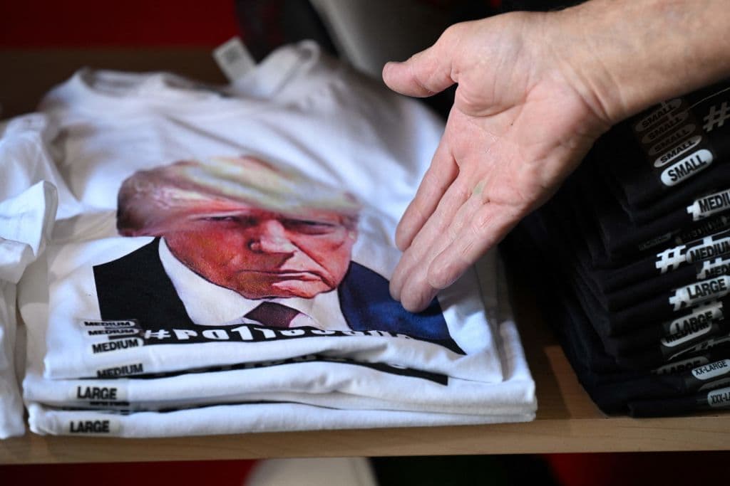 Las playeras con la foto del fichaje y el número de preso de Donald Trump se venden en $22, pero quienes llevan dos, pagan $40 y si llevan tres, es $50. En la página de campaña del expresidente, las playeras tienen un costo de $36.