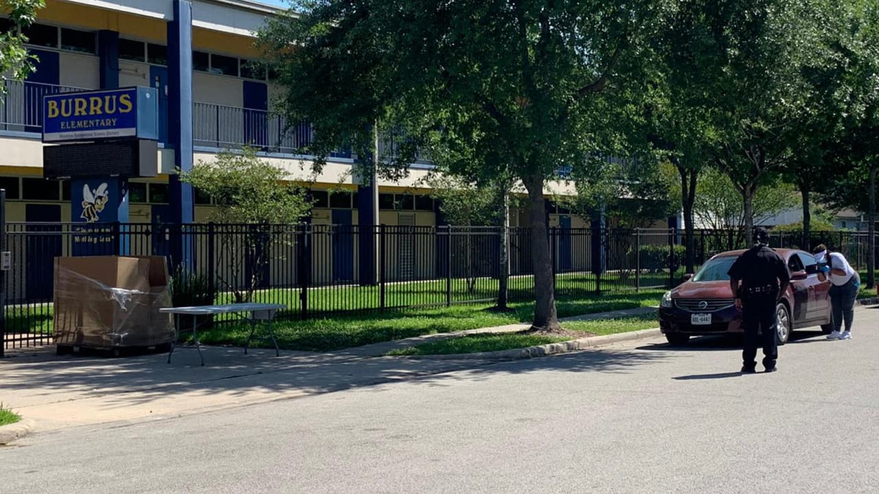 Estas imágenes pertenecen a la Burrus Elementary School, donde este jueves se hizo la distribución de alimentos. Los alimentos son entregados en la cajuela de los vehículo para mantener el 
<a href="https://www.univision.com/local/houston-kxln/se-abarata-aun-mas-el-precio-de-la-gasolina-en-texas-debido-a-la-pandemia-del-coronavirus-fotos">distanciamiento social </a>y evitar que las personas se puedan contagiar con 
<a href="https://www.univision.com/temas/coronavirus">coronavirus</a>.