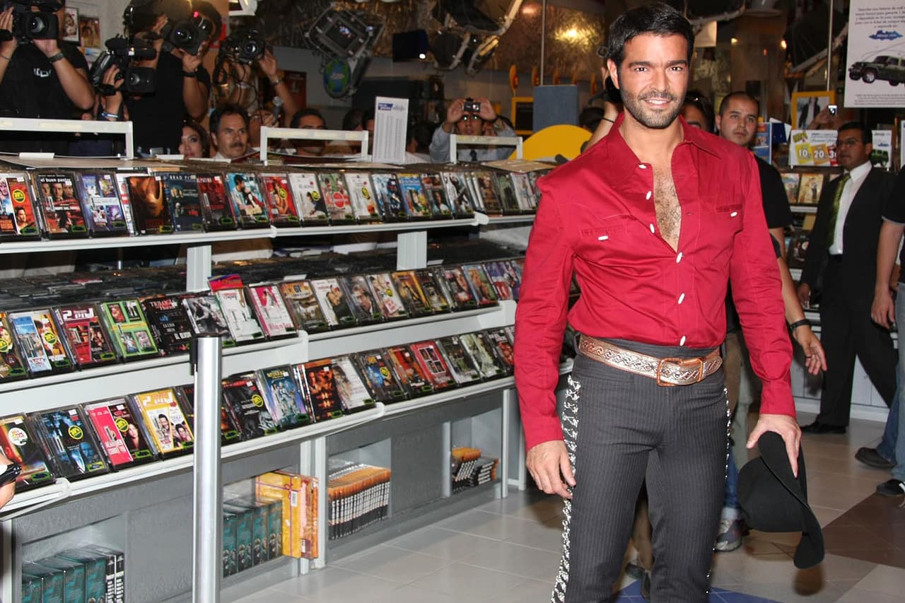 El cantante participó en el homenaje a Selena Quintanilla de 2005 interpretando el tema 'Buenos amigos', al lado de Mariana Seoane.