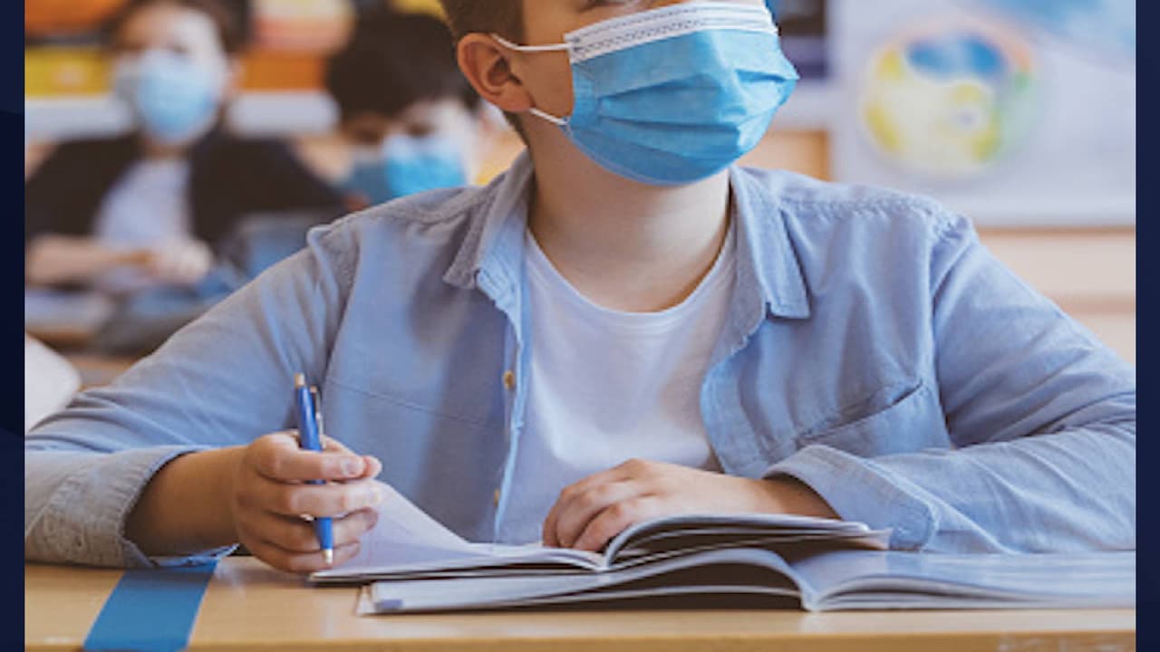 Escuelas de Arizona pueden dar clases 'híbridas', en cual combina el aprendizaje en persona y en línea