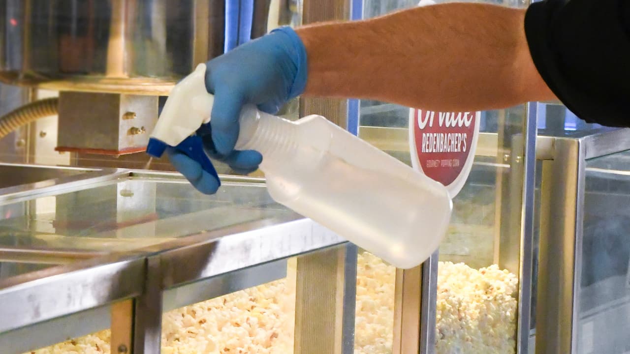 Todos los espacios públicos y de contacto frecuente, como puestos de venta, manijas de las puertas, estaciones de bebidas, quioscos de venta de boletos, y demás se desinfectarán a fondo cada 30 minutos.