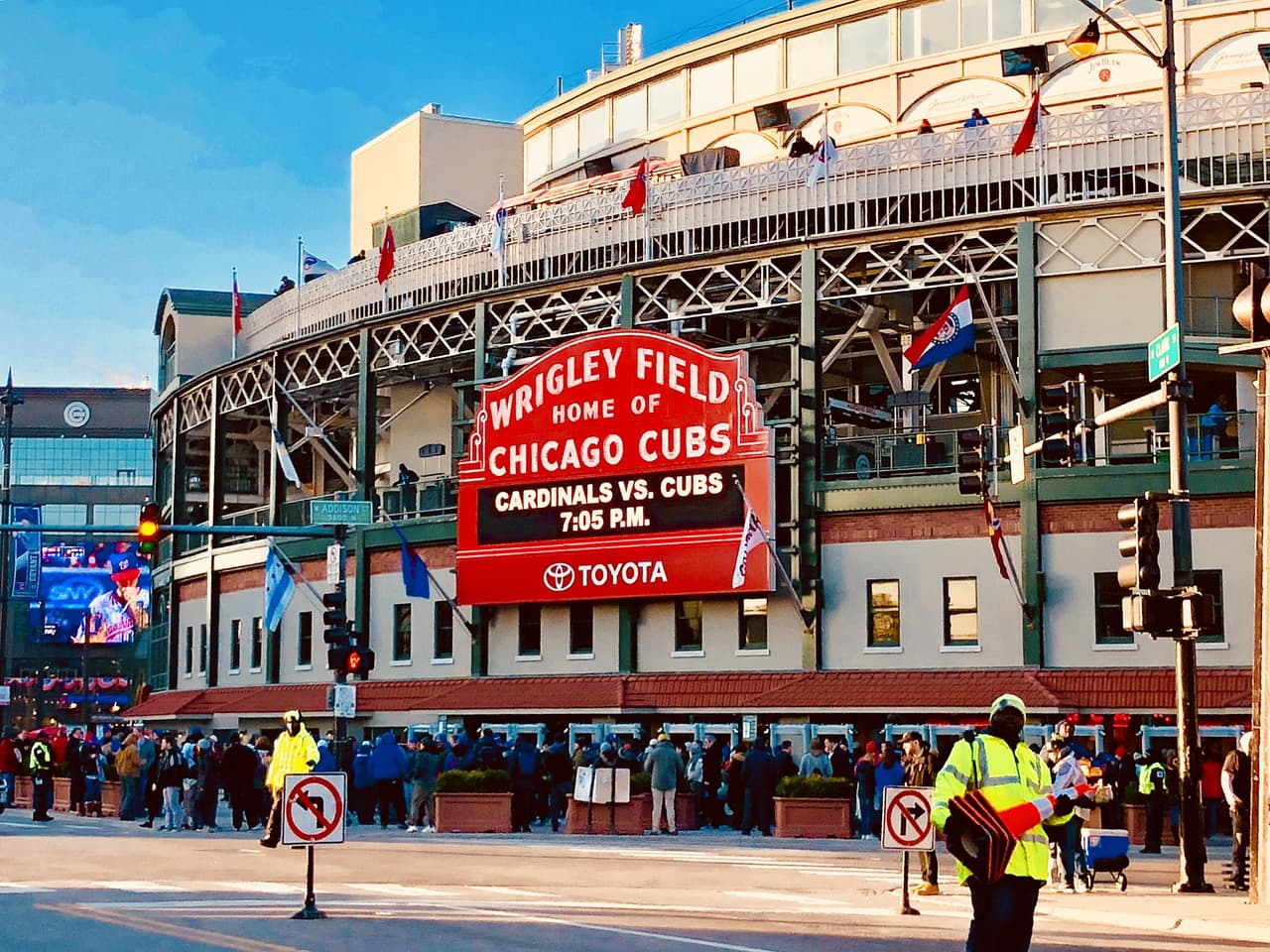"Estamos orgullosos de asociarnos en un posible sitio de vacunación masiva de Wrigley Field, que potencialmente sería autorizado por la ciudad de Chicago. Si se designa el sitio y los suministros de 
<a href="https://www.univision.com/local/chicago-wgbo/expectativas-ante-la-llegada-de-la-vacuna-contra-el-coronavirus-de-johnson-johnson-a-illinois-video">vacunas de la ciudad</a> están disponibles, Advocate Aurora Health proporcionaría personal clínico e infraestructura técnica", según se puede leer en el comunicado de Advocate Aurora Health.