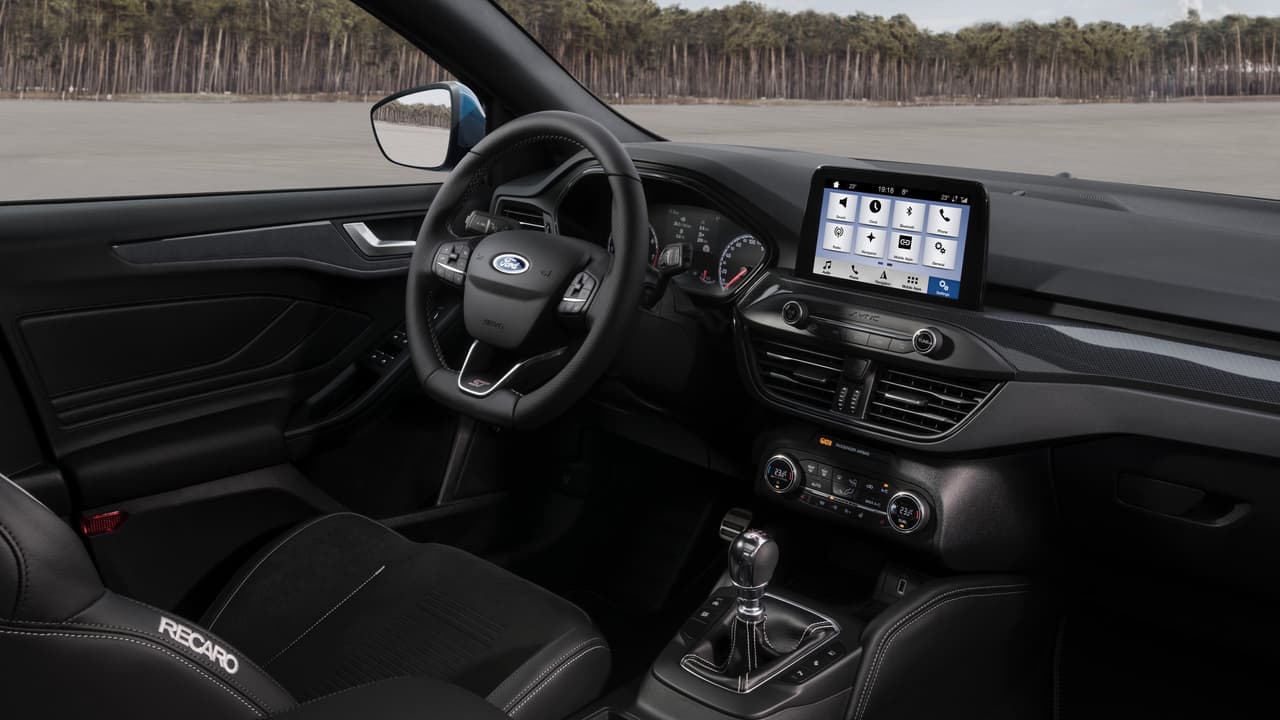 Estando muy conciente de que los gustos son subjetivos y personales, creo que puedo decir sin temor a equivocarme que la cabina del nuevo Ford Focus ST es
<b> muchísimo más hermosa, sencilla y mejor diseñada</b> que la abotagada cabina del modelo anterior. Descataca principalmente el nuevo tablero de instrumentos y controles que luce elegante y moderno sin tratar de parecer un grotesco aparato futurista con líneas inexplicables y sin razón de ser. Un motivo más para lamentar que este auto no vaya a llegar a nuestras costas.