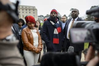 Los padres de Michael Brown, Lesley McSpadden y Michael Brown Sr., junto al abogado de la familia Daryl Parks (der.)
