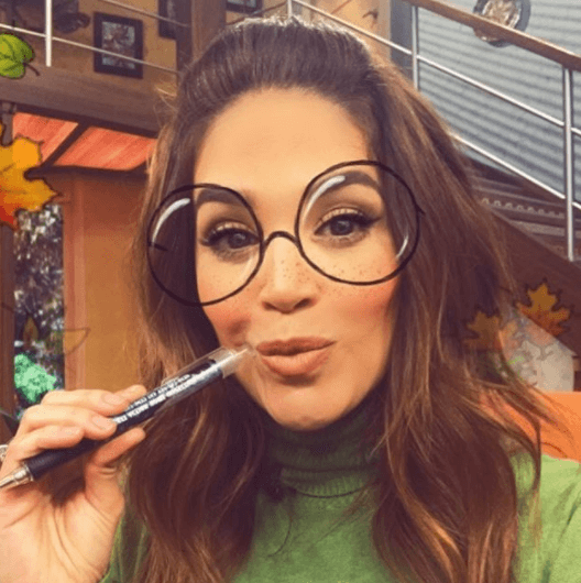 Cualquier pretexto es bueno para divertirse, aquí la vemos muy intelectual "o estudiosa" como dice.