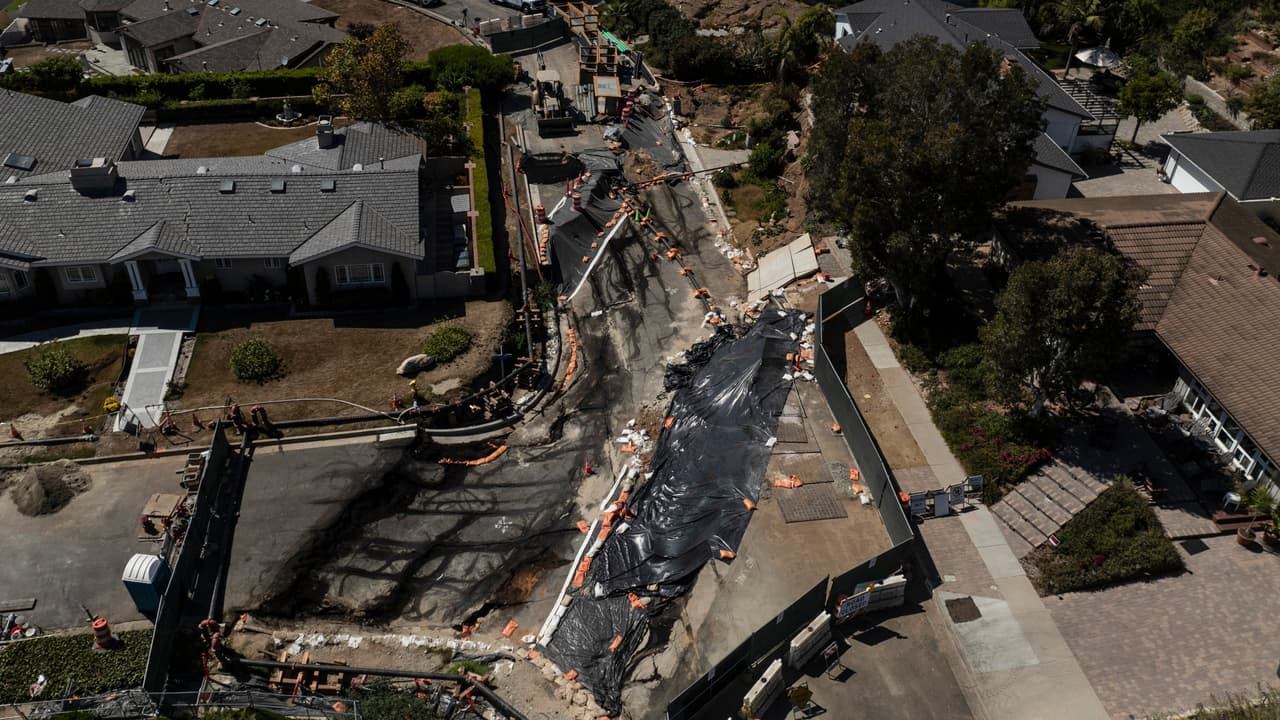 Vecinos de una comunidad en Los Ángeles cuentan cómo es vivir mientras la tierra se traga sus casas