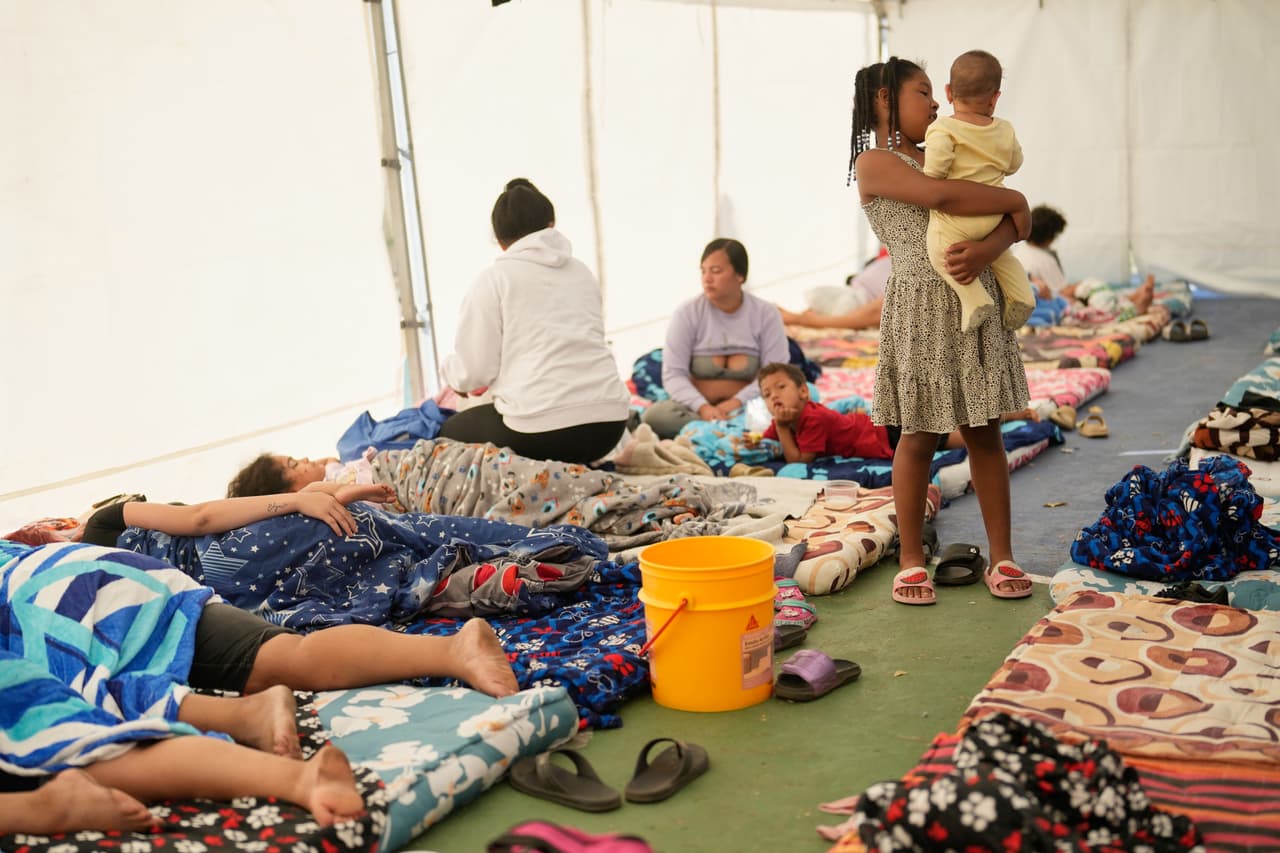 Unos residentes descansan en un refugio temporal tras los daños sufridos por sus viviendas a causa del terremoto en Pereira, Colombia, el miércoles 12 de agosto de 2026. (Foto AP/Fernando Vergara)