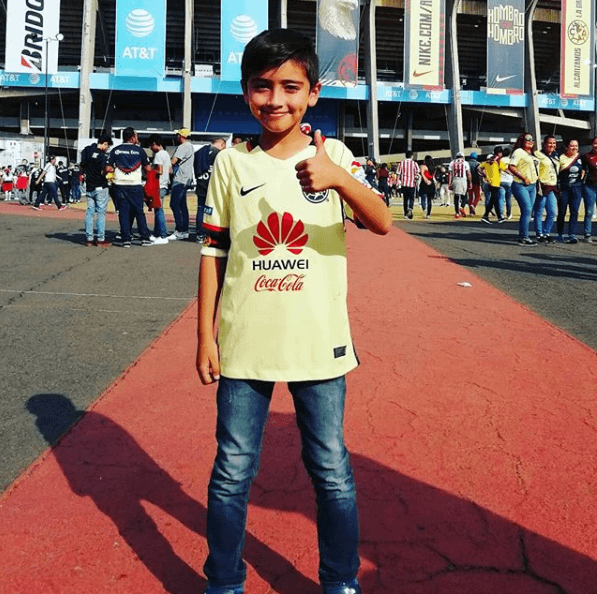El niño originario de Veracruz fue al Estadio Azteca, para echarle porras a su equipo favorito: el Club América.