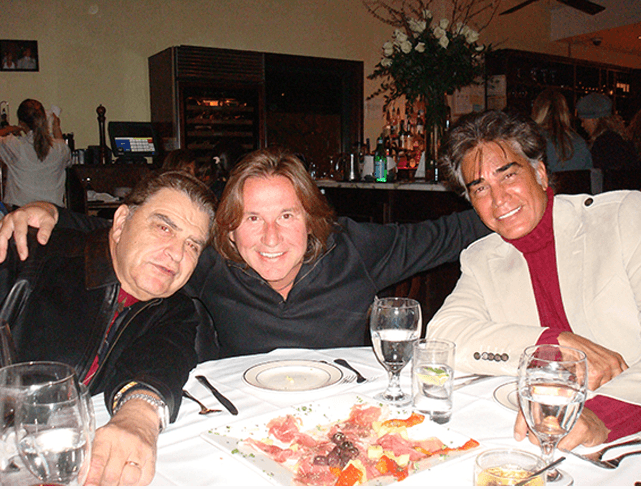 <b>A Ricardo Montaner</b> le gustaba tanto ir a comer a este restaurante en Surfside, Cafe Ragazzi, que lo terminó comprando. Ahora muchos de sus reconocidos amigos,como
<b> José Luis Rodríguez y Don Francisco, </b>pasan por allí, a saludarlo y probar sus platillos.