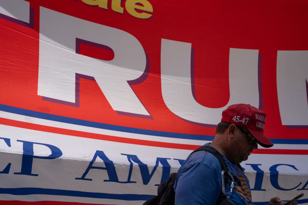 A través de Truth Social,
<b><a href="https://www.univision.com/noticias/esta-es-la-foto-historica-de-la-ficha-policial-de-trump-asi-fue-su-entrega-en-una-carcel-de-georgia-video" target="_blank">Donald Trump</a></b> señaló este domingo que “solo Dios evitó que ocurriera lo impensable”.