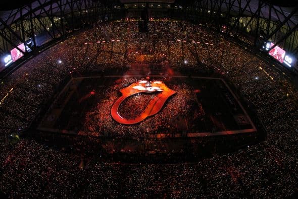 El escenario del Ford Field DE Detroit, Michigan, en el Super Bowl XL fue tomado por una enorme boca muy conocida.