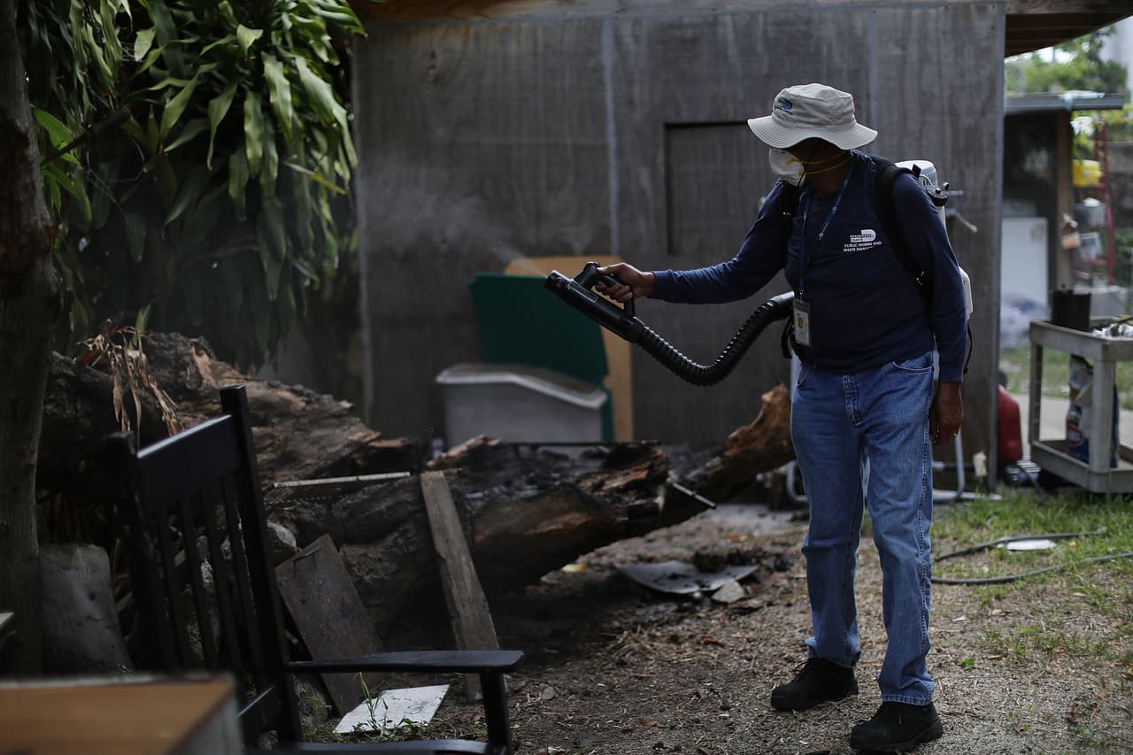 Según la Organización Mundial de la Salud, el dengue es una enfermedad viral, que puede llegar a ser muy grave. Se transmite a los humanos por la picadura del mosquito Aedes. Entre sus sintómas se encuentra la fiebre, dolores de cabeza, dolores musculares y en las articulaciones, nausea y vómito.