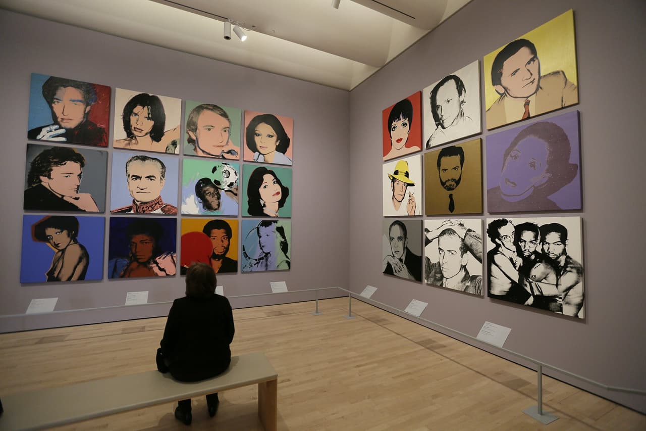 Desde sus inicios, Warhol manifestó en su trabajo un claro entendimiento sobre el poder de las imágenes. En 1949 se desempeñó como ilustrador para algunas publicaciones de modas y desde entonces, según quienes conocen su obra a fondo, ya mostraba destellos de cómo comercializar retratos y productos convencionales de la época.