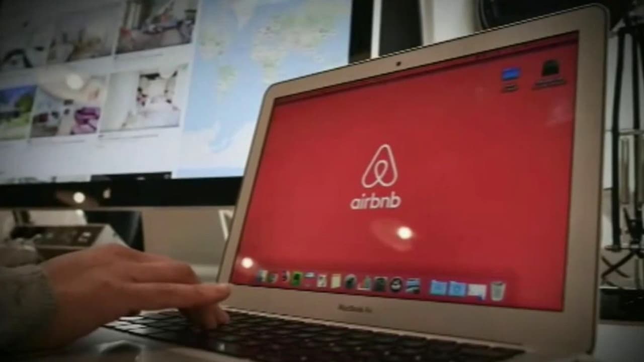 Polémica por nueva política de Airbnb sobre tareas de limpieza desata debate entre anfitriones y huéspedes