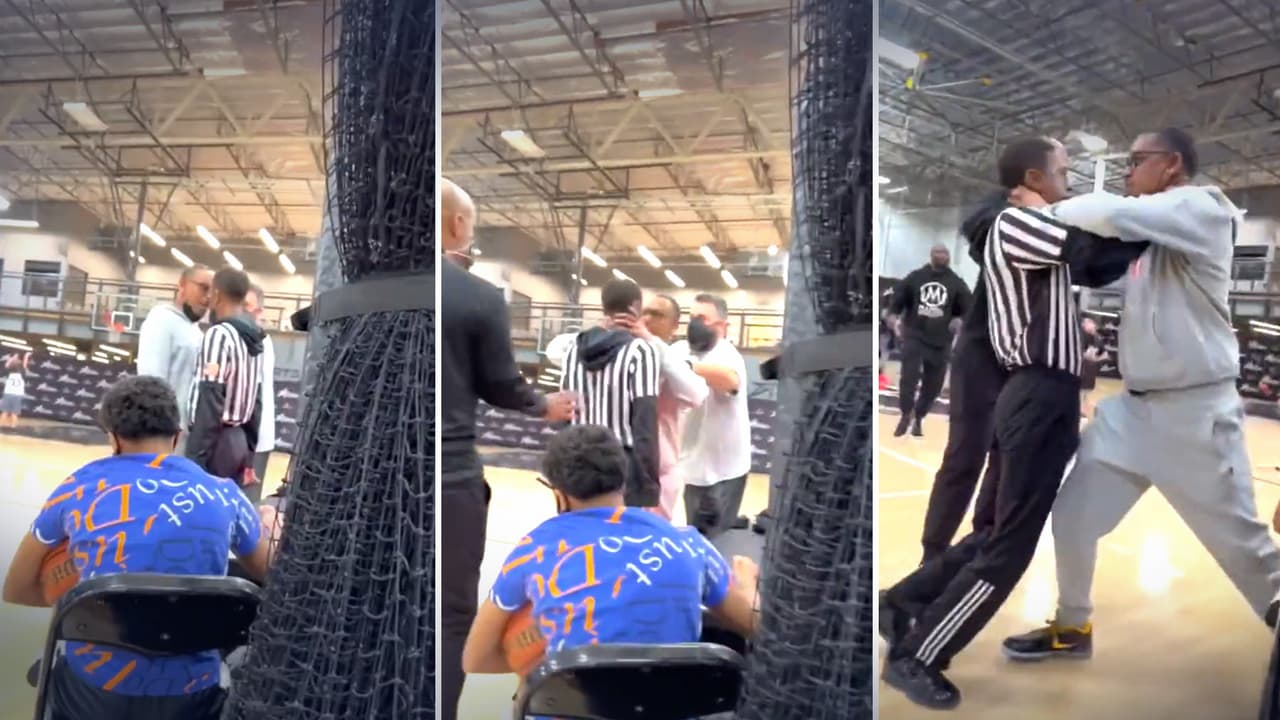 Un entrenador de baloncesto juvenil agarra del cuello al árbitro frente a jugadores