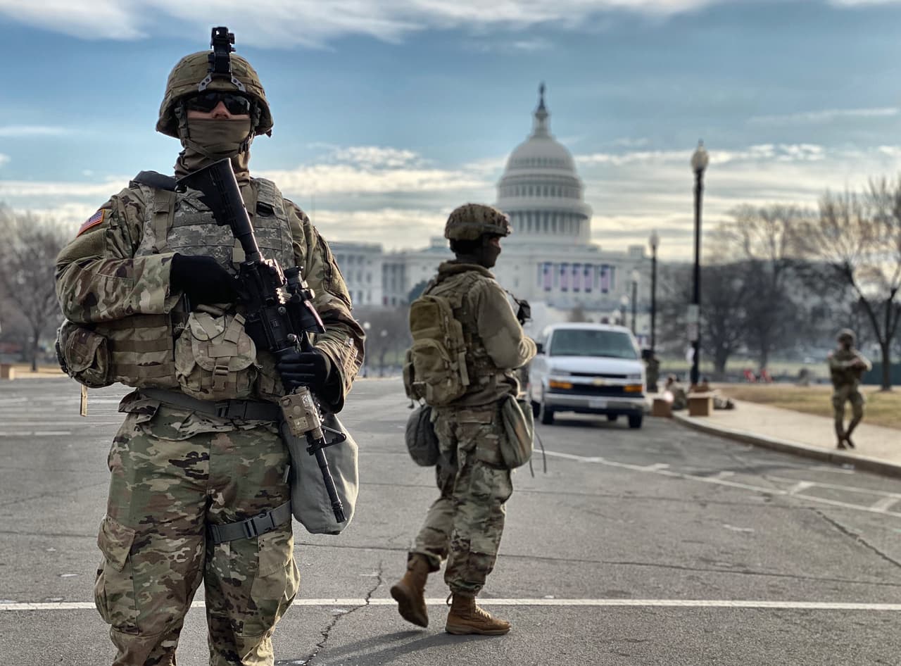 Soldados de la Guardia Nacional en una calle adyacente al Capitolio de Estados Unidos. El centro de Washington DC fue protegido con vallas y barreras de concreto que bloquean las avenidas mientras efectivos armados y policías patrullan el área donde será juramentado el presidente electo 
<a href="https://www.univision.com/temas/joe-biden"><u>Joe Biden</u></a>. 
<a href="https://www.univision.com/noticias/politica/explosiones-tiroteos-asaltos-e-incendios-10-fotografias-historicas-de-cuando-la-furia-entro-al-capitolio-de-estados-unidos-explosiones-tiroteos-peleas-incendios-congreso-parlamento-capitolio-washington-dc-historia-2021-fotos"><u>Vea aquí 10 fotografías históricas de cuando la violencia se impuso dentro del Capitolio</u></a>