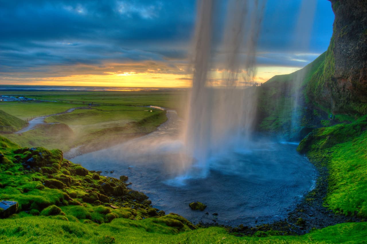 <h3 class="cms-H3-H3">15. Islandia</h3>
<br>
<br>🌎
<b> Renta Nacional Bruta (RNB) per cápita: </b>$59,590
<br>
<br>🌎
<b> Producto Interno Bruto (PIB) de 2020: </b>$20,200 millones.
<br>
<br>🌎 
<b>Población: </b>366,425.
<br>
<br>🌎 
<b>Esperanza de vida: </b>82.6 años.
<br>