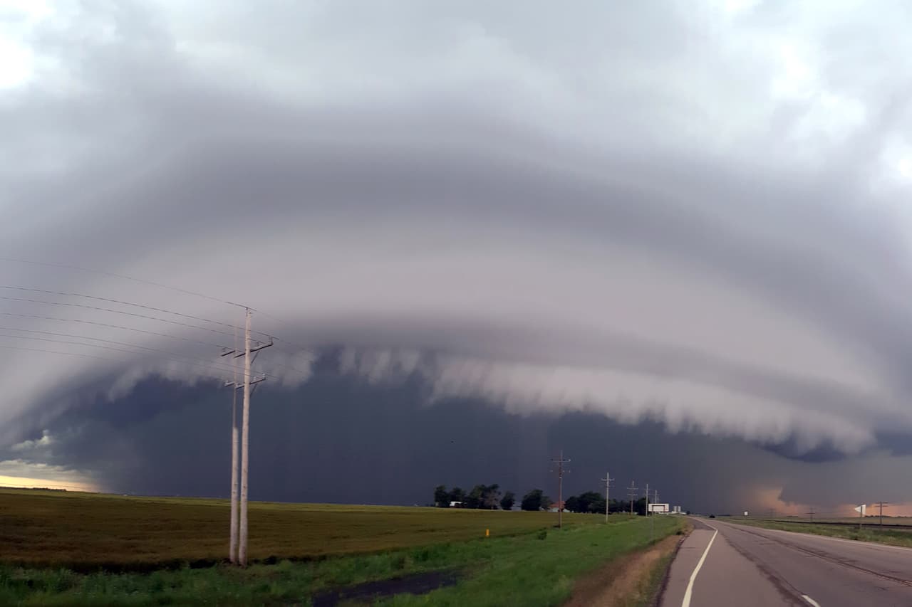 <b>Mayo. Caza de tormentas en el Medio Oeste estadounidense</b>.
<br>
<br>Cada primavera las llanuras del Medio Oeste de Estados Unidos son golpeadas por el clima extremo, que incluye algunos de los tornados más grandes del planeta.
<br>
<br>Hay pocos eventos que muestren con esta intensidad el asombroso poder de la naturaleza.
<a href="http://www.stormchasing.com/"><u>Los operadores turísticos especializados</u></a> utilizan la última tecnología de seguimiento de tormentas y tienen guías expertos para garantizar a los interesados la experiencia más cercana y segura.