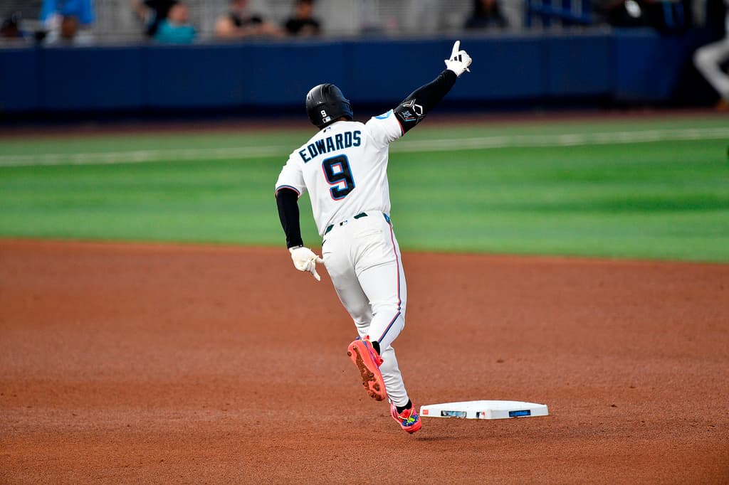 Xavier Edwards bateó un jonrón en el quinto inning del juego de los Miami Marlins contra los Philadelphia Phillies el sábado 2 de mayo.