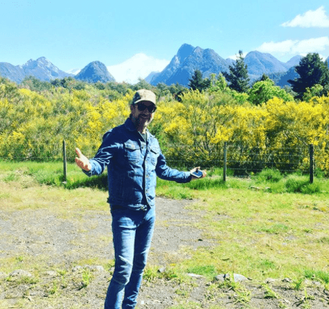 Marco Anonio Solis nació el 29 de diciembre de 1959, y a sus 58 años luce radiante. El cantautor tiene como costumbre estar siempre en contacto con la naturaleza, ya que estos sitios lo inspiran y lo llenan de vitalidad.