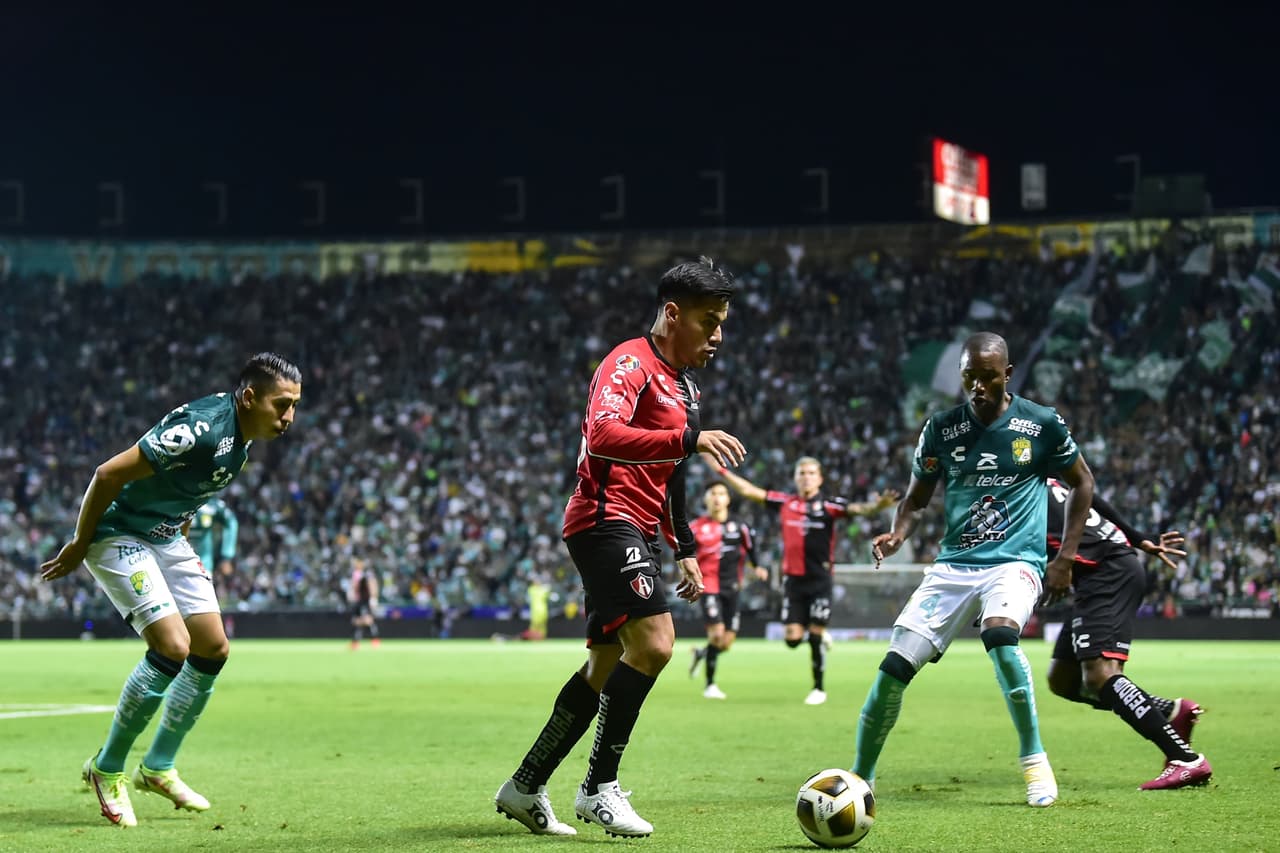 La fiera estuvo en deventaja en dos ocasiones y los goles de Ángel Mena y Victor Dávila le dan la remontada 3-2 sobre el Atlas en la ida de la final del futbol mexicano.