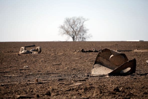 Dos personas perdieron la vida y sobre una veintena resultaron heridas luego del paso de fuertes tornados que tocaron tierra en los poblados de Rochelle y Fairdale a unas 80 millas al noroeste de Chicago la noche del jueves. Rescatistas continúan en la búsqueda de personas desaparecidas entre los escombros.