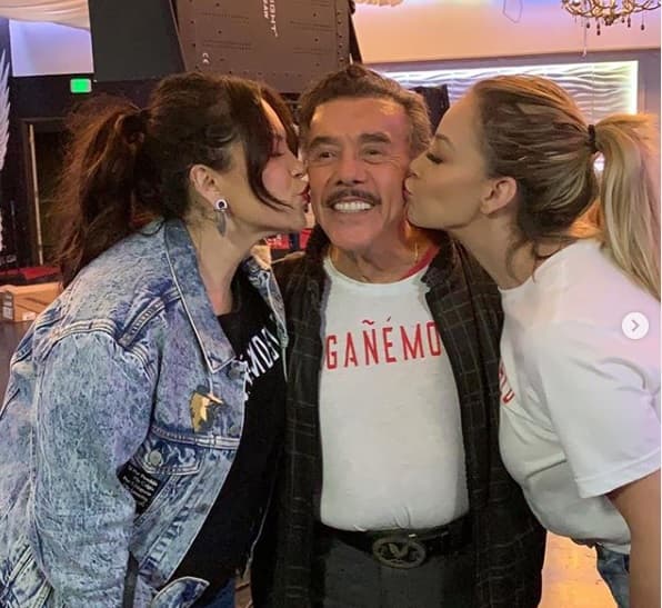 Sin embargo, el padre de 'La Diva de la Banda' sí acudió al hospital porque su hija
<b><a href="https://www.univision.com/radio/radio-nacional/en-fotos-mira-el-cambio-extremo-de-rosie-rivera-al-lograr-bajar-20-libras-fotos" target="_blank"> Rosie Rivera</a></b> insistió en llevarlo.
