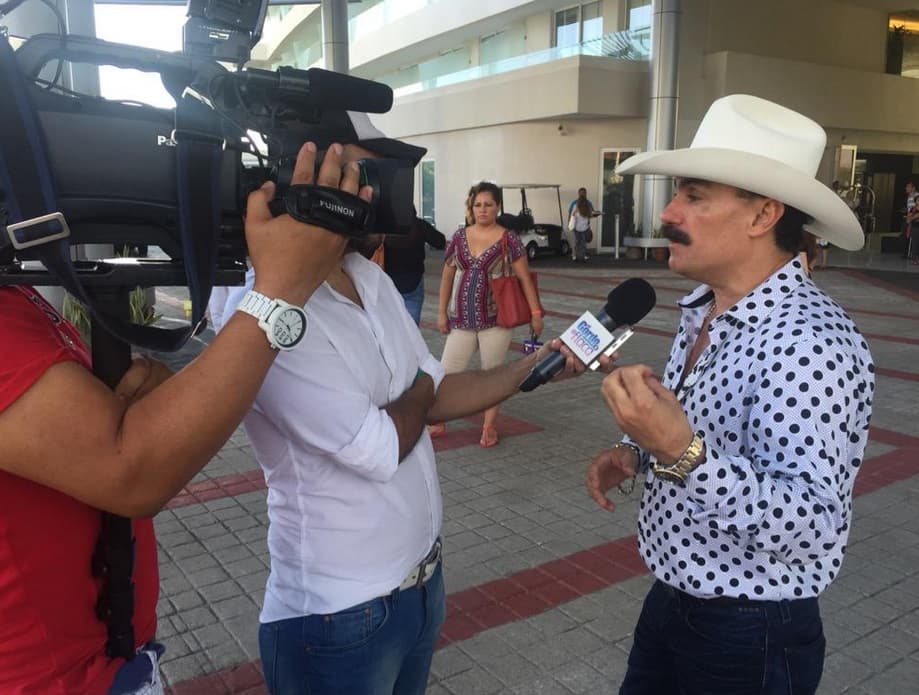 Hasta compuso un tema inspirado en su amistad con Joan, el cual incluyó en el repertorio de la noche.