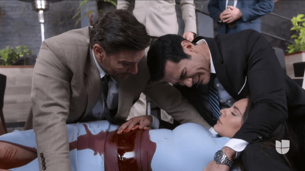 Cuando despierta, Alejandra acepta la propuesta de matrimonio de Ricardo (David Zepeda), pero sufre un derrame cerebral debido a la visita de Carlos (Julián Gil).