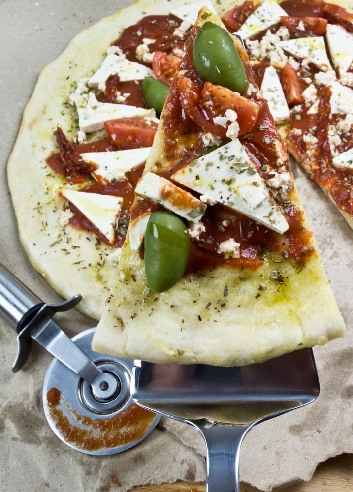 Otro de los beneficios nutricionales del tofu es su aporte en hierro, fósforo y potasio. Todo esto puedes tener comiendo una pizza de tofu.