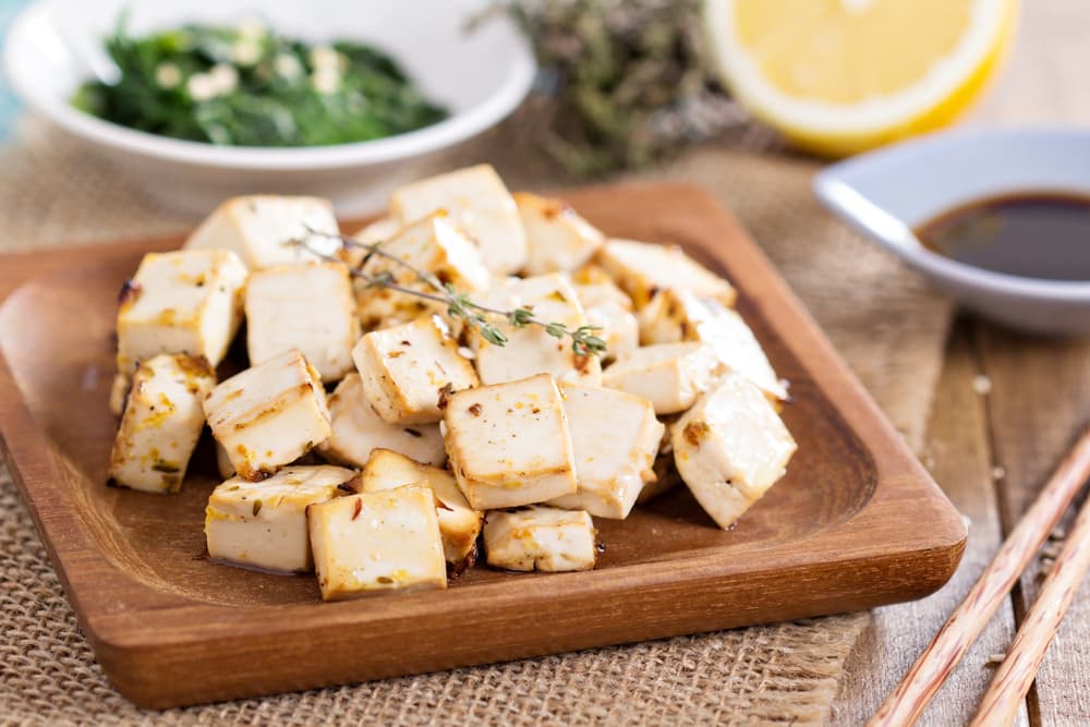 El tofu es rico en calcio y los lípidos que contiene son insaturados, por lo tanto contribuyen a reducir los niveles de colesterol y triglicéridos en sangre. Así que empieza a cocinar con tofu, aquí te damos unas recetas.