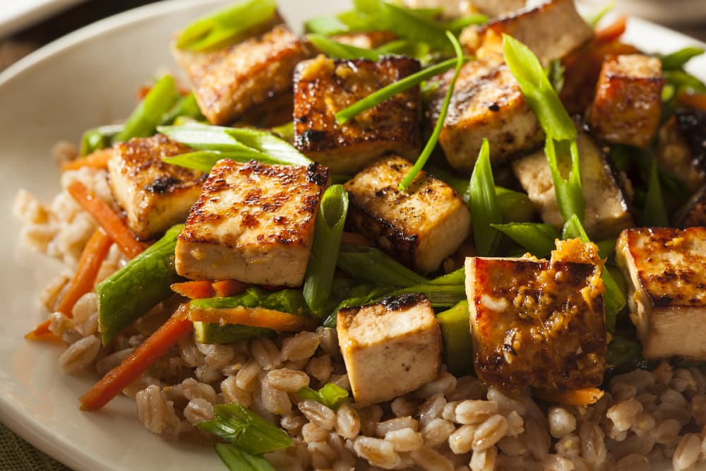 Tofu al teriyaki con hongos. De los que se trata la cocina es de experimentar, así que empieza con el tofu al estilo teriyaki. Originalmente se prepara el pollo o el pescado en este estilo, pero para que descanses un día de la carne prepara el plato con tofu y agrega champiñones; veras que es una gran combinación.