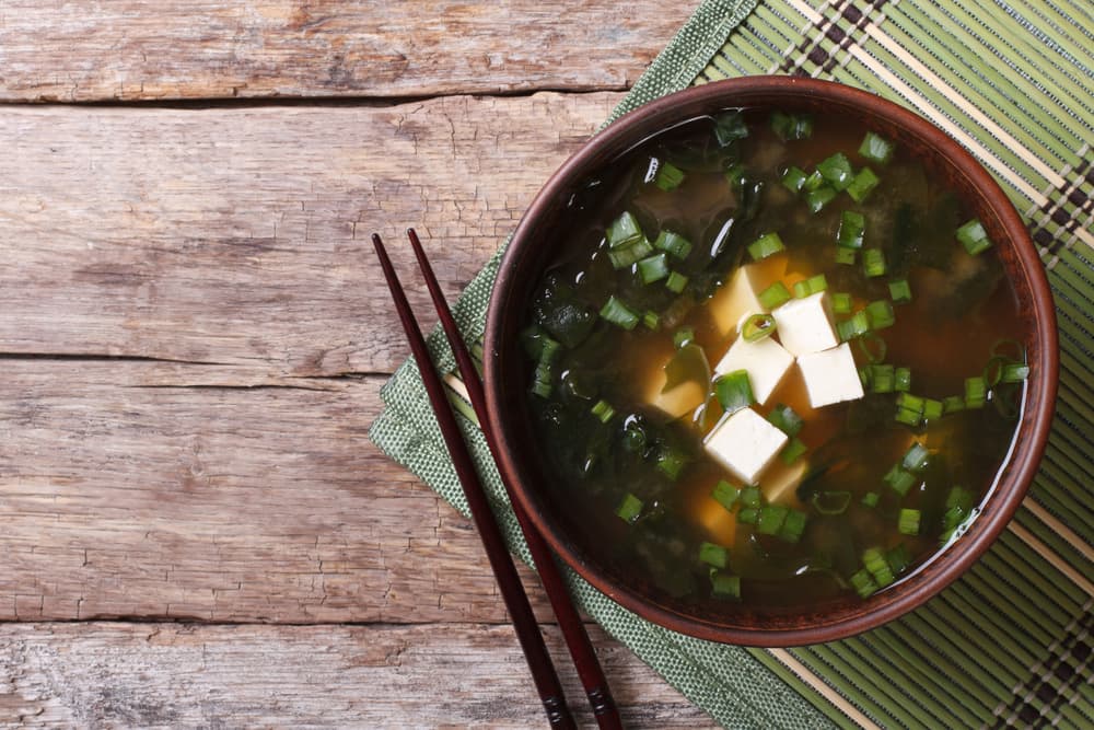 Sopa de tofu. Cuando el día sea de un clima frío puedes sacarle partido preparando una deliciosa sopa de tofu. Lleva un poco de la cocina japonesa a tu mesa, los ingredientes que necesitas son 250 gr de tofu suave, 85 gr de carne de cerdo, 3 coles chinas, 1 cucharada de aceite de cocina, 2 cucharaditas de aceite de sésamo, 1 rodaja de jengibre, 2 cucharaditas de tapioca, 1 cucharadita de vino de cocina y 1 cucharadita de sal.