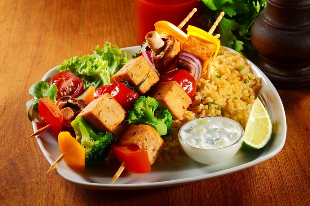 Brochetas de tofu. Que te parece incorporar el tofu a tus platillos en una sencilla receta, se trata de unas brochetas de tofu con verduras. Para los que son vegetarianos son una delicia, o bien si vas a tener una reunión con amigos es un plato muy ad hoc, para esas tardes de parrillada.