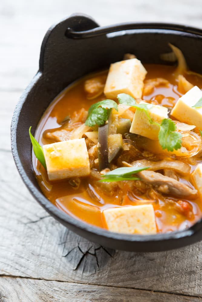 Listo, así de sencillo es preparar tu sopa de tofu. No olvides servir y añadir un poco de aceite de sésamo.