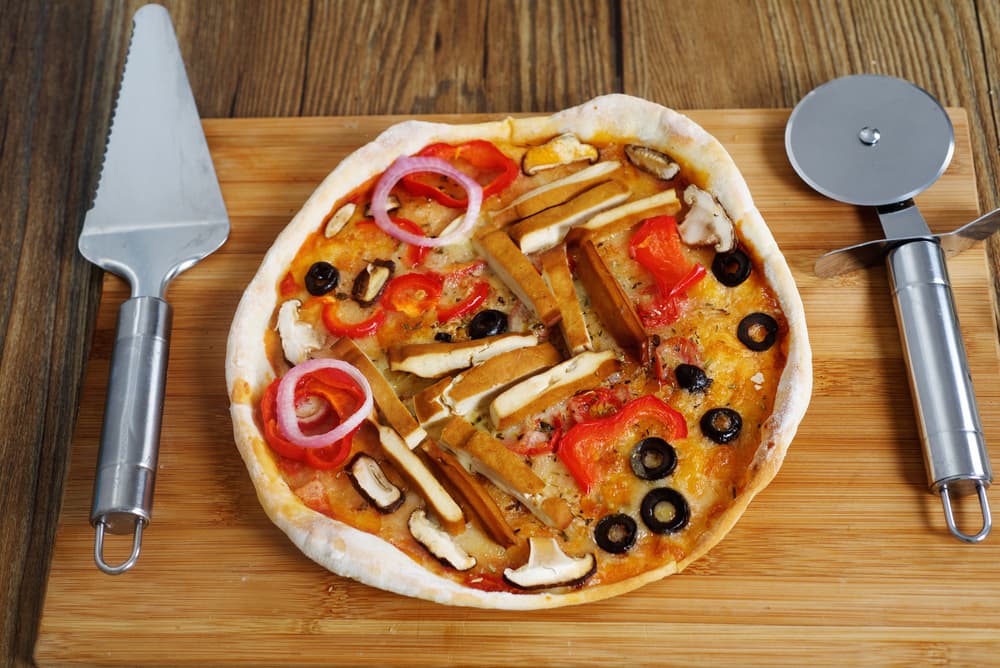 Pizza de tofu y verdura. Si pensabas que comer tofu no iba a ser delicioso, y que te ibas a olvidar de tus platillos más ricos; estabas equivocada. Lo mejor del ingrediente es que puedes incorporarlo a recetas tradicionales como una pizza.