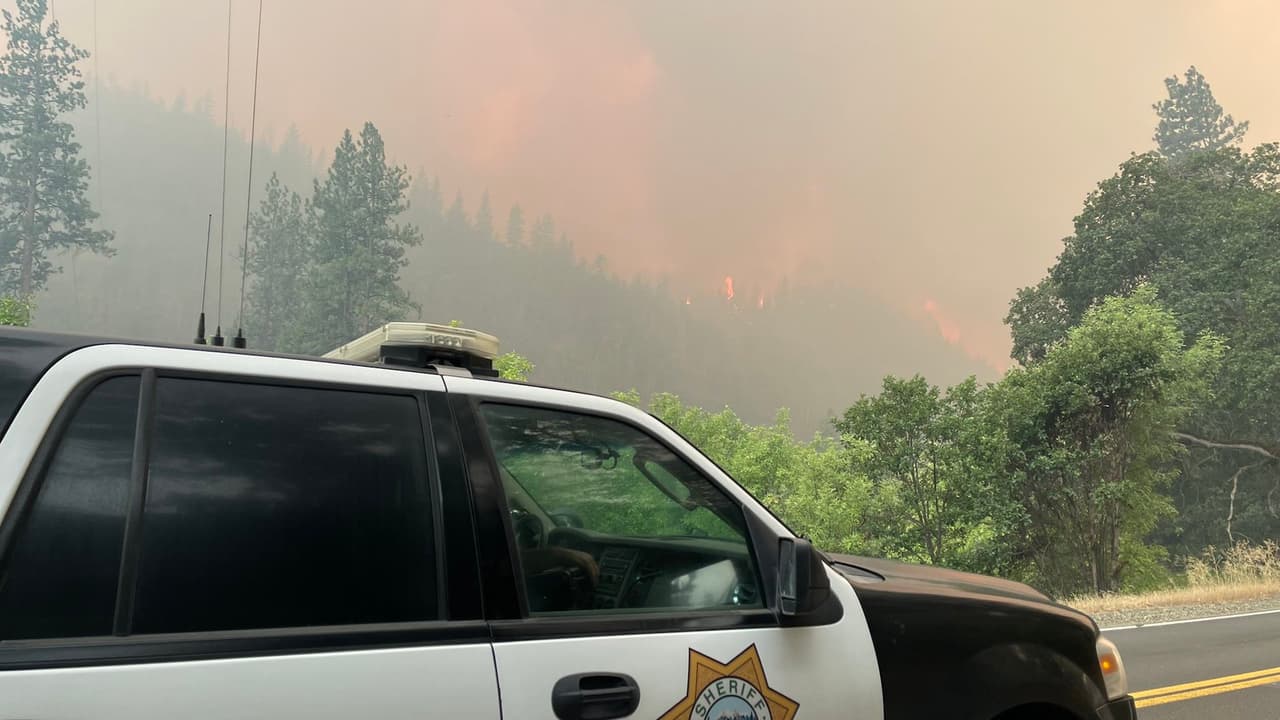 Múltiples comunidades permanecen bajo órdenes de evacuación o advertencias a medida que el fuego se propaga rápidamente.