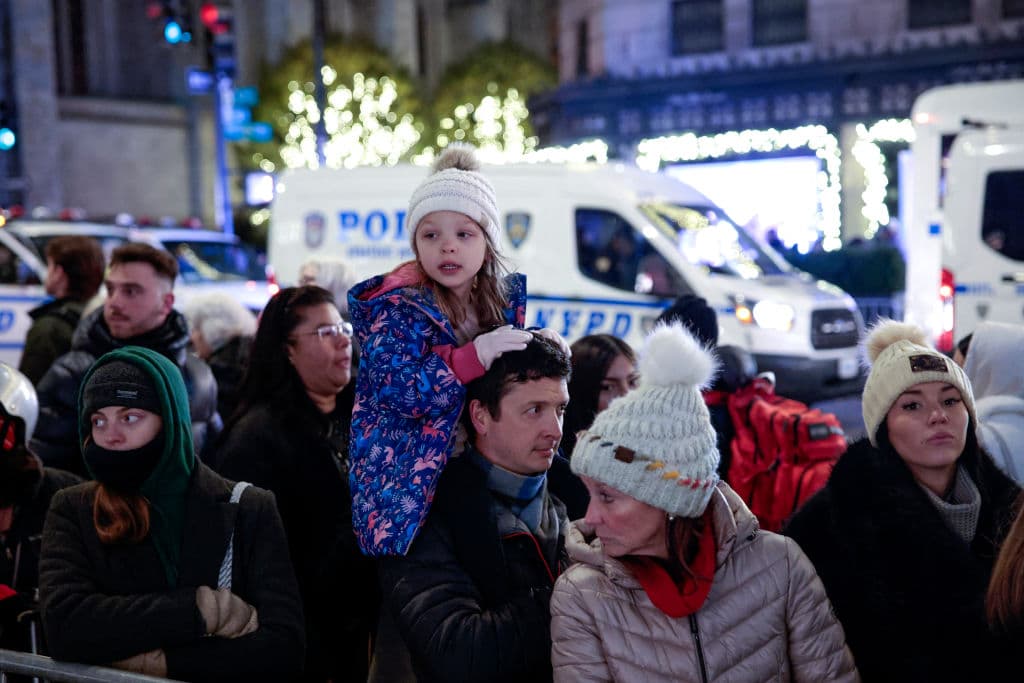 A pesar del frío, la gente asiste a la ceremonia de iluminación del árbol del Rockefeller Center en Nueva York el 4 de diciembre de 2024.