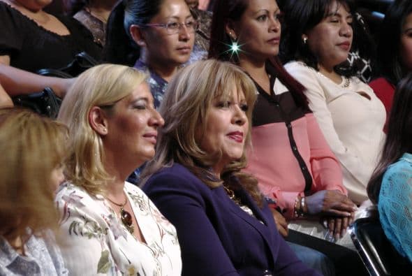 Él también recibiría un regalo de su mami, quien se encontraba entre el público, sin que el cantante lo supiera.