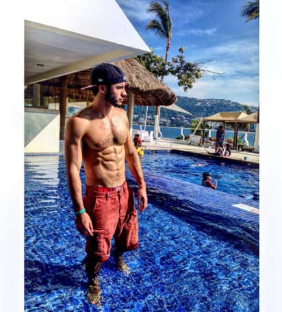 Este galán se llama Enrique Montaño.