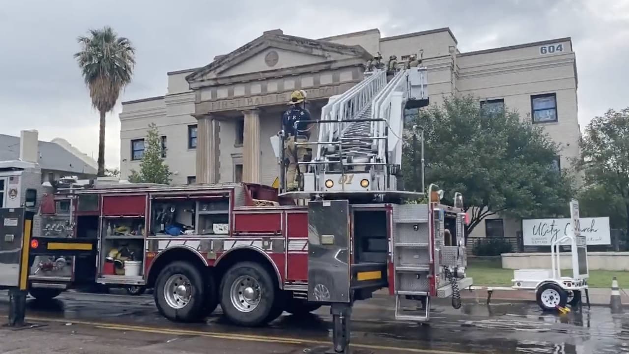 Una iglesia en Tucson fue alcanzada por un rayo este martes 
