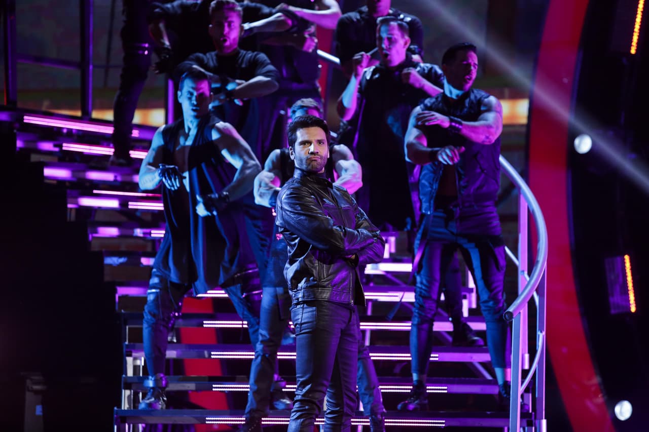 Kaan Urgancıoğlu, villano de la telenovela turca Amor Eterno, fue el primero en aparecer en escena con su escuadrón de bailarines.