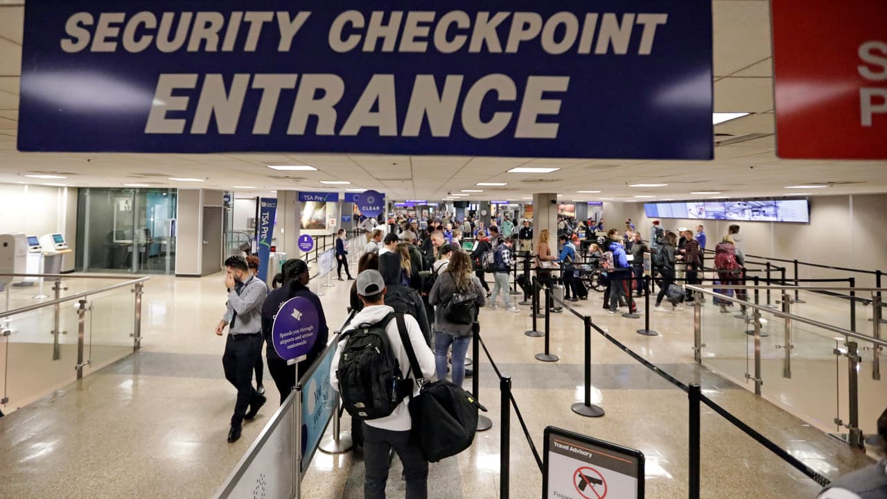 Desvían vuelo a Salt Lake City a causa de un pasajero violento