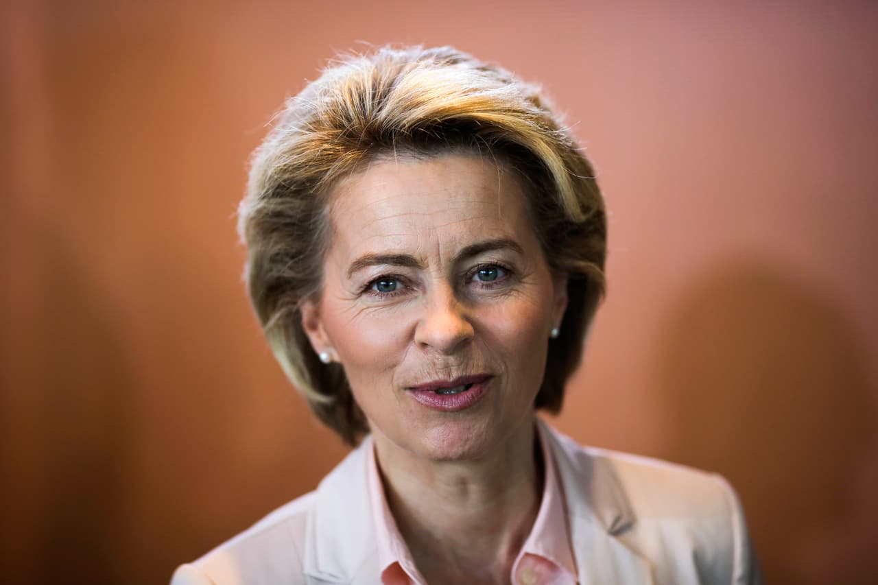 <b>Puesto 4. Ursula von der Leyen. </b>La política alemana fue nombrada en julio de 2019 presidenta de la Comisión Europea, la rama ejecutiva de la Unión Europea. Es la primera mujer en desempeñar este cargo, responsable de la legislación que afecta a más de 700 millones de europeos. Durante 14 años formó parte del gabinete de Ángela Merkel y ha sido la funcionaria que más ha durado en el equipo de gobierno alemán. Se desempeñó como Ministra de Defensa durante seis años.