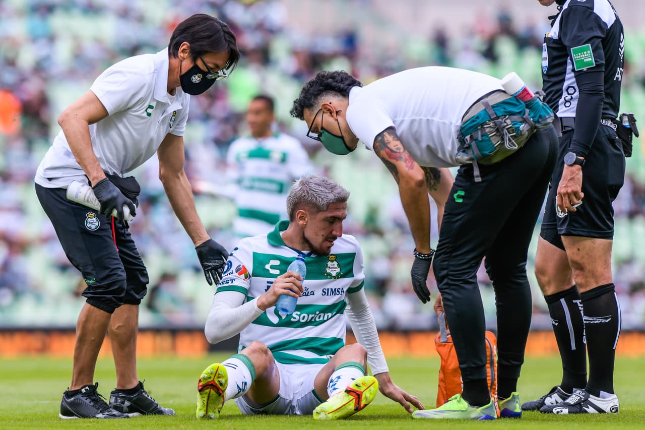El chileno no acabó el partido en la cancha y no ocultó su molestia.