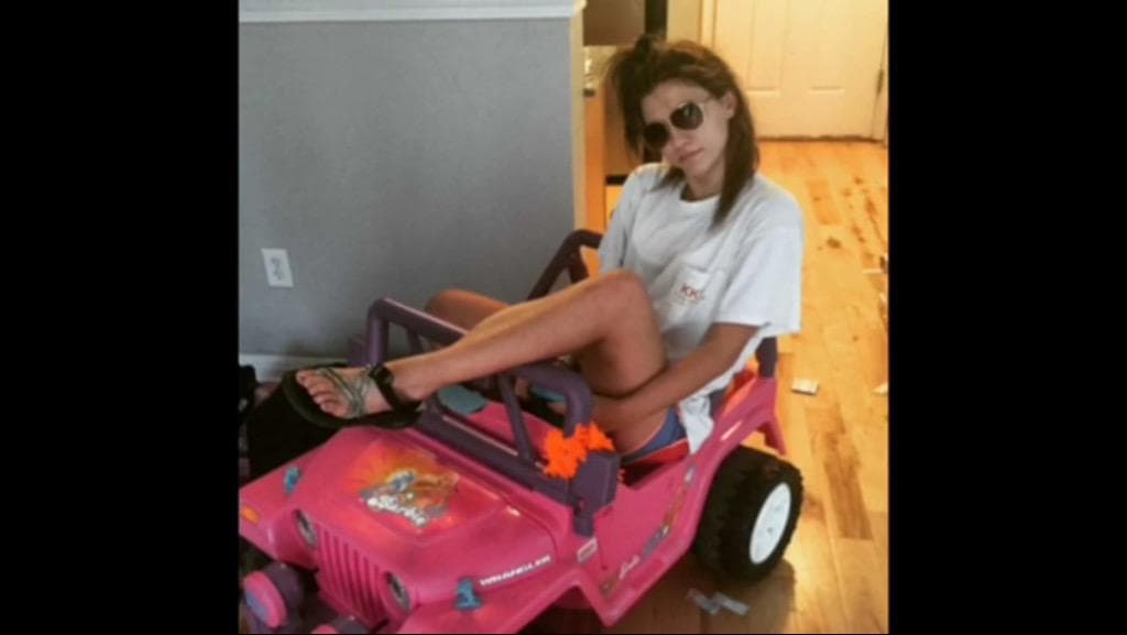 Joven va a la universidad en Jeep de Barbie tras quedarse sin licencia