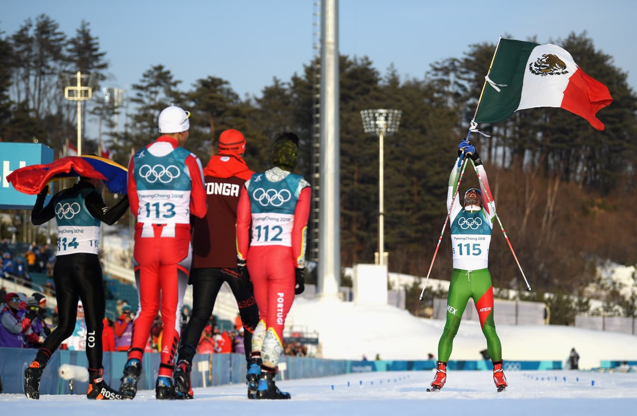 Casi tan emocionados como el propio mexicano, varios de sus amigos en competencia se abalanzaron de inmediato para darle un abrazo a Madrazo, cuyo orgullo estaba en lo más alto.